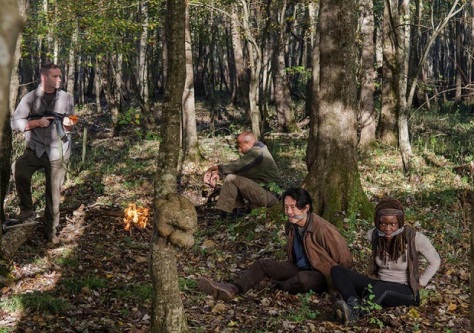 glenn-and-michonne-are-captured-by-dwight